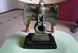 Slepička s odebraným vejcem