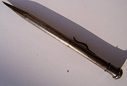 Tužky, nůž a lžíce