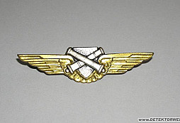 Prosím o pomoc při určení odznaků