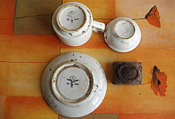 Trocha porcelánu na kafe a přezka