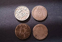 4  stříbrné a 1  knoflík