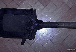 Starý rýč s koženým futrálem