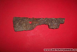 Pistolka 6.35 a sekera na dříví