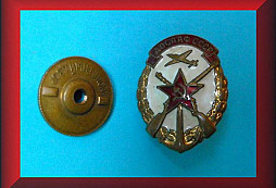 Odznak a slušivé náramky