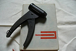 Kleště a knížka z půdy