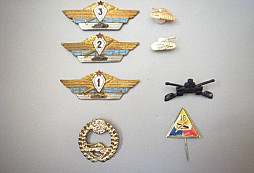 Pár tankových odznaků a nášivek