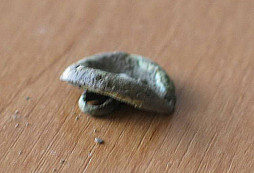Knoflík, podkova a ufo