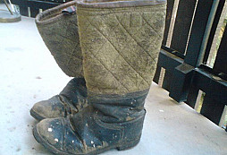 Prosba o určení bot, pouzdra na pistoli a výložky