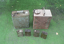 Stare vojenske plechovky a kanystry
