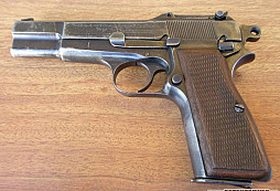 Několik poznámek k pistoli Browning FN HP 35