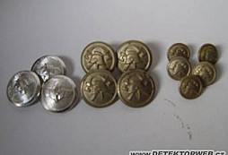 Pár nalezených knoflíků z pudy