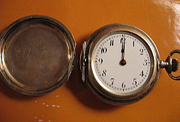 Stříbrné hodinky a kasička automat