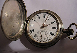 Stříbrné hodinky pro mě neznámého původu