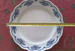 Talířek a ruka z půdy