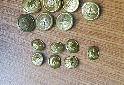 Další nález pár knoflíků na pudě