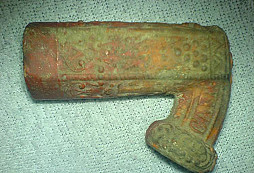 Tesák a dýmka z půdy