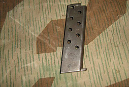 Boty, nějaké hřebíky a zásobník