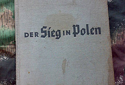 Kniha a padáky z jedného pôjdu