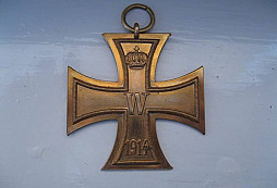 Nález kříže z půdy