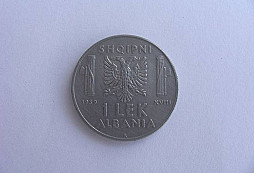 Albánská mince a stříbrňák