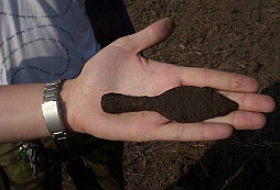 Archeologové verzus detektoráři, anebo archeologové s detektoráři