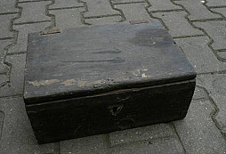 Prosba o určení záhadné R.U bedničky s pečetí