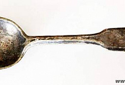 Baťoh v zemi zakopaný