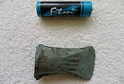 Bronzová mini sekerka