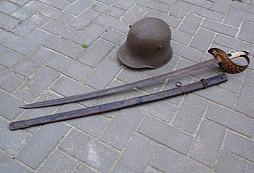 RU jezdecká bojová šavle a helma Berndorf 1917