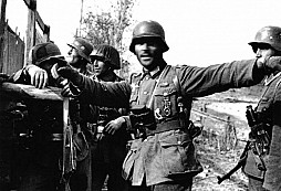 Zajímavé foto s poškozeným pěchotním odznakem