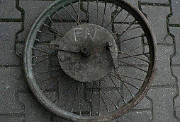 Stará moto kola DKW?