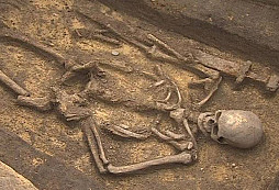 Letecké snímky odkryly hrob bojovníka