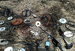 Kdo ztratil detektor a rýč?