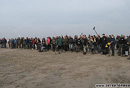 Setkání hledačů na holandské pláži