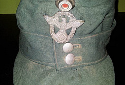 Policejní čepice - hádka