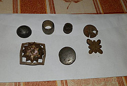 Určení knoflíku a brože