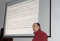 Archeolog  versus  detektorář