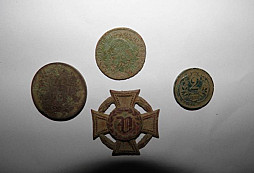 Čtyřkrejcar, vojenský kříž a archeočudlík?