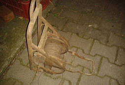 Stará cívka na lano, přenosná, vojenská?