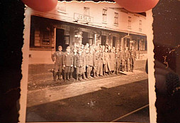 Fotografie vojáků na pokuk