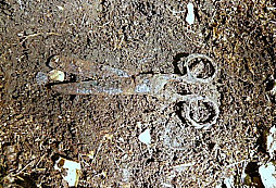 Střenka jídelního nože vypovídá