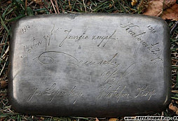 Destička se jmény a hodnostmi vojáků