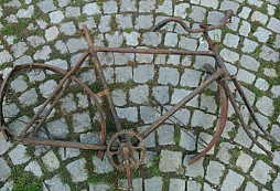 Truppenfahrrad na půdě prarodičů