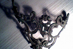 Určení stáří měděné ozdoby