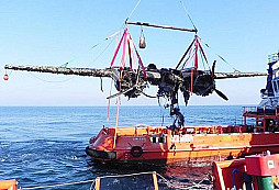 Bombardér vyzdvižen po 70 letech ze dna moře