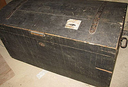 Truhla s original potisky c. a k. atd.