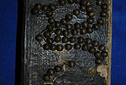 Modlitební kniha z rozstříleného kostela