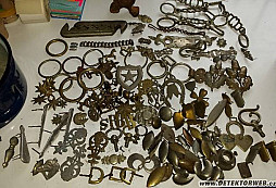 Staré kovové ozdoby na koňské postroje