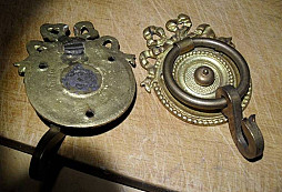 Nábytkové kování anebo klepadlo pro trpaslíky