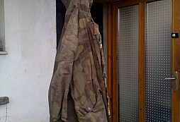 Neznámý přístroj a zimní kabát